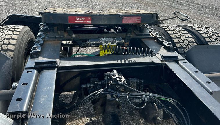 image for item KW9102 2016 Volvo VN  semi truck