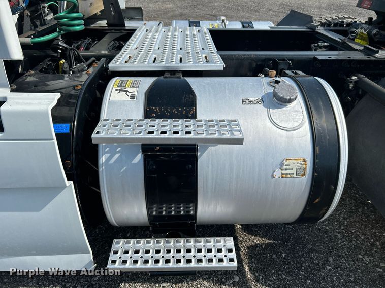 image for item KW9102 2016 Volvo VN  semi truck