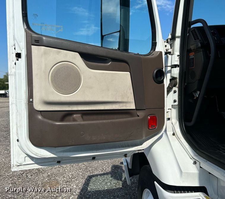 image for item KW9102 2016 Volvo VN  semi truck