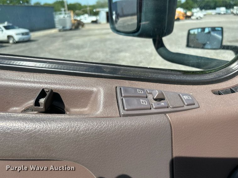 image for item KW9102 2016 Volvo VN  semi truck