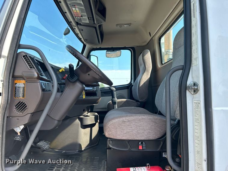 image for item KW9102 2016 Volvo VN  semi truck