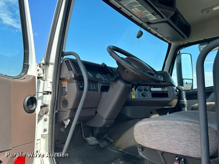 image for item KW9102 2016 Volvo VN  semi truck