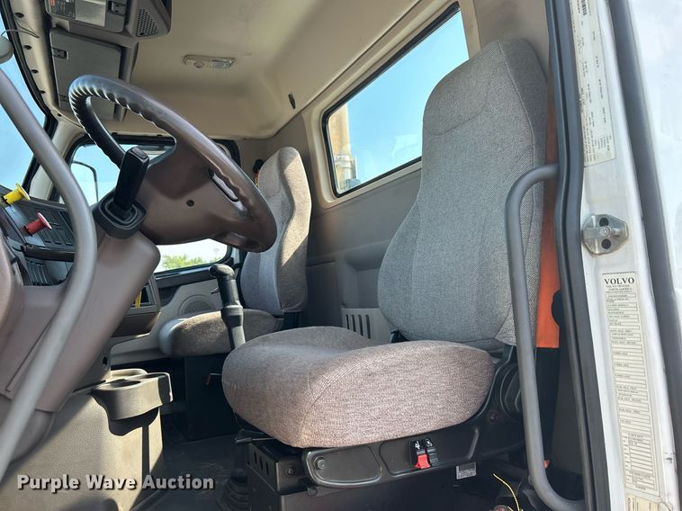 image for item KW9102 2016 Volvo VN  semi truck