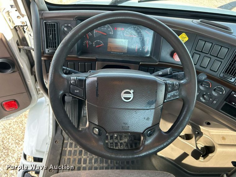 image for item KW9102 2016 Volvo VN  semi truck