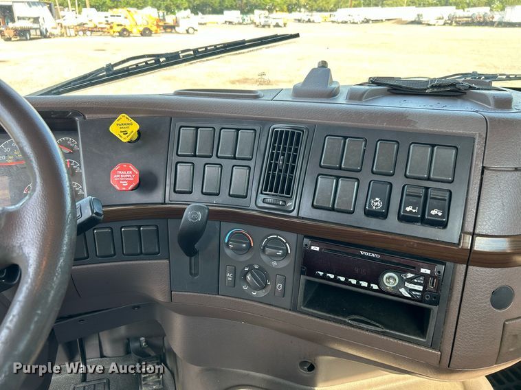 image for item KW9102 2016 Volvo VN  semi truck