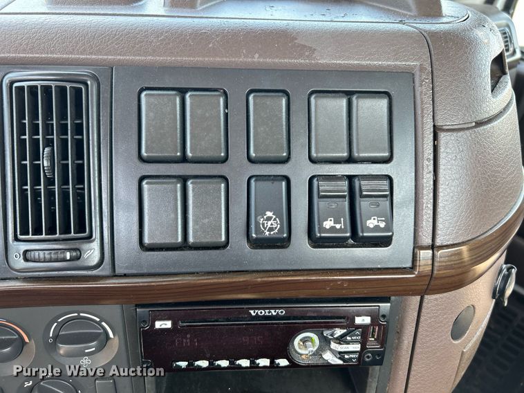 image for item KW9102 2016 Volvo VN  semi truck