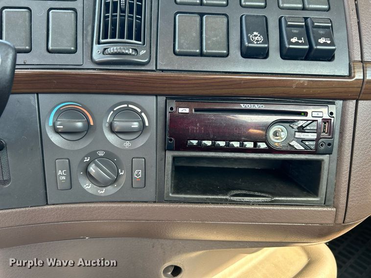 image for item KW9102 2016 Volvo VN  semi truck