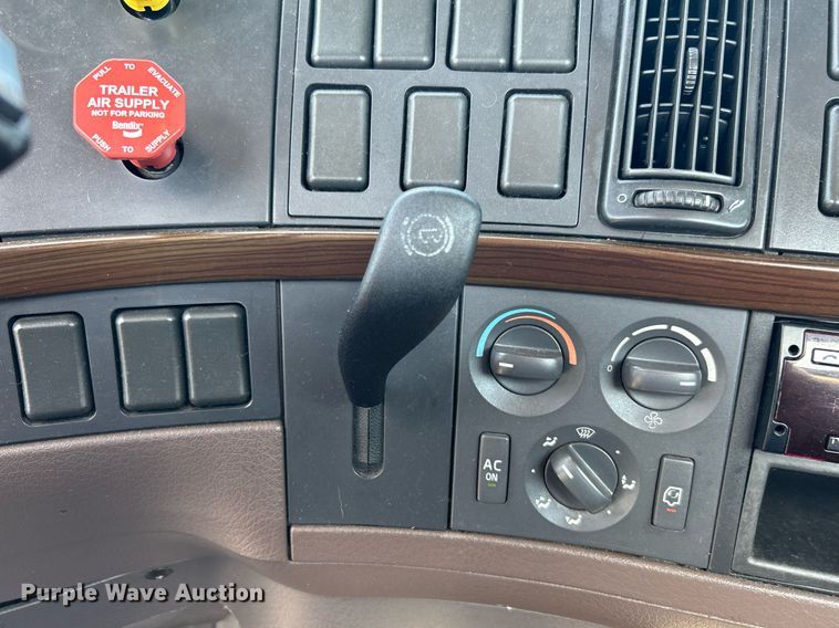 image for item KW9102 2016 Volvo VN  semi truck