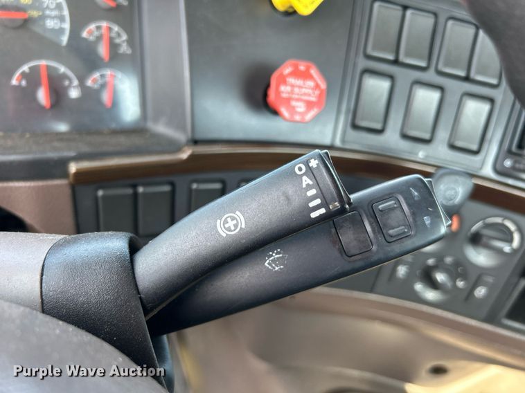 image for item KW9102 2016 Volvo VN  semi truck