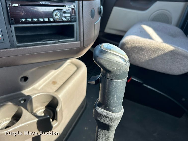 image for item KW9102 2016 Volvo VN  semi truck