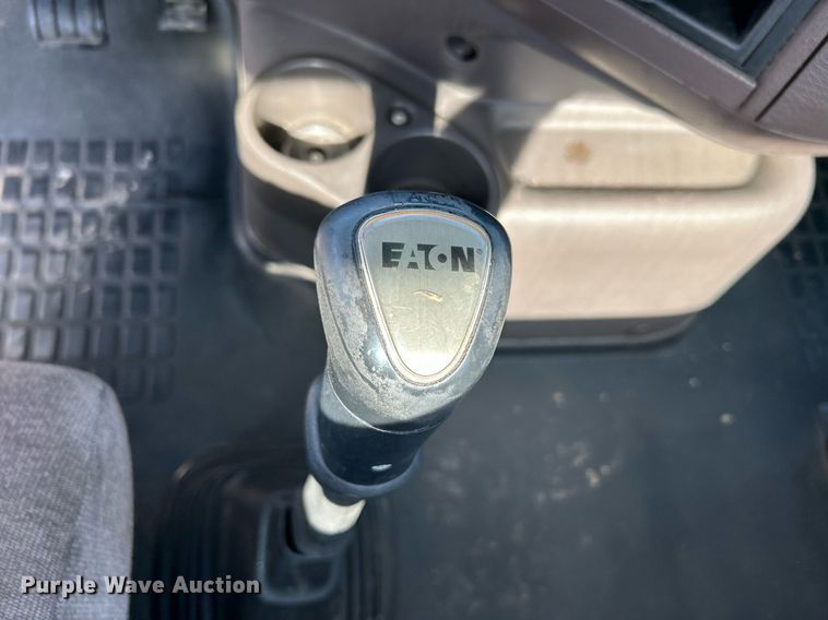 image for item KW9102 2016 Volvo VN  semi truck