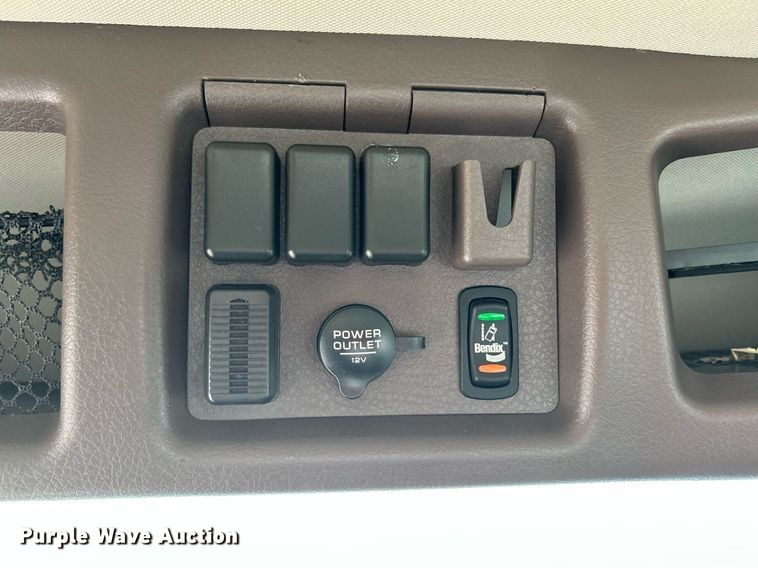 image for item KW9102 2016 Volvo VN  semi truck