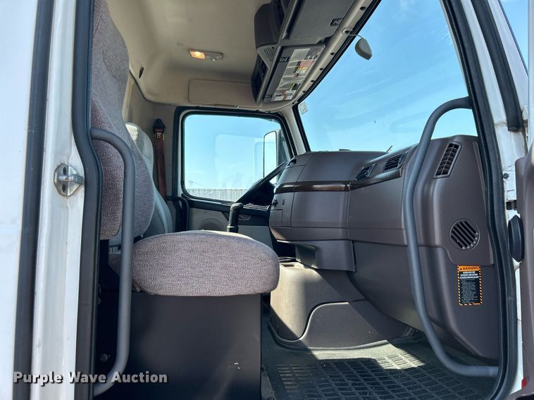 image for item KW9102 2016 Volvo VN  semi truck