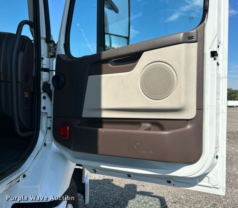 image for item KW9102 2016 Volvo VN  semi truck