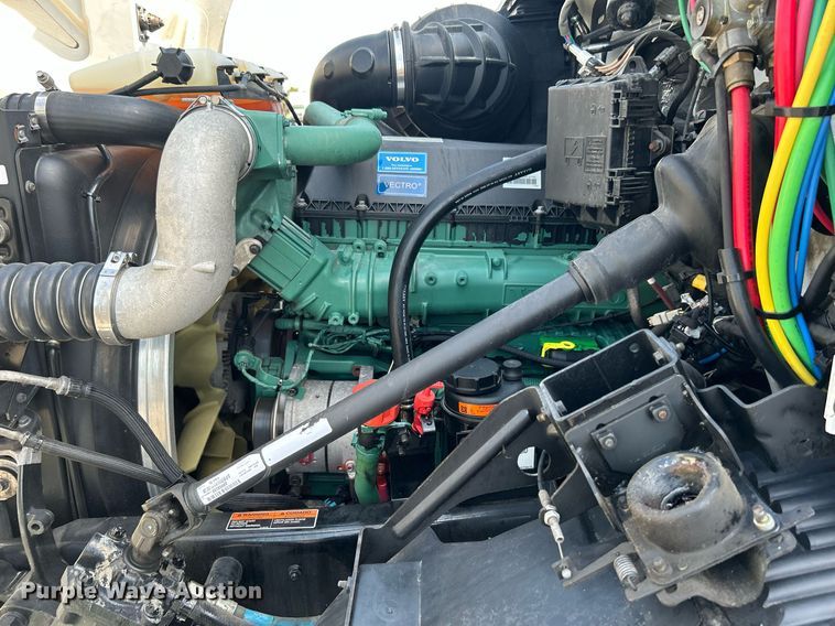 image for item KW9102 2016 Volvo VN  semi truck