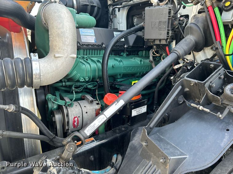 image for item KW9102 2016 Volvo VN  semi truck