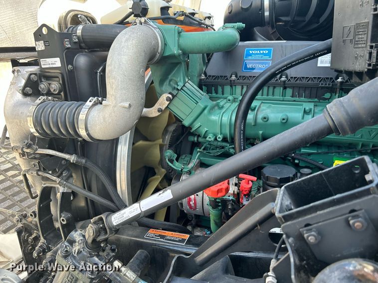 image for item KW9102 2016 Volvo VN  semi truck