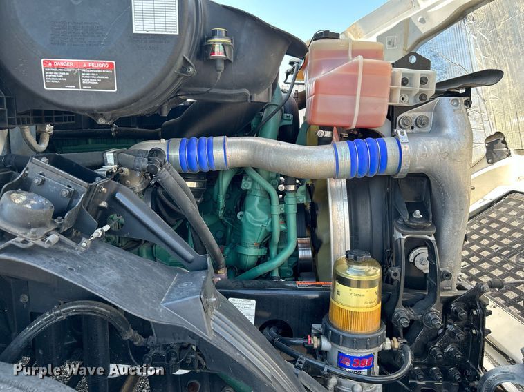 image for item KW9102 2016 Volvo VN  semi truck