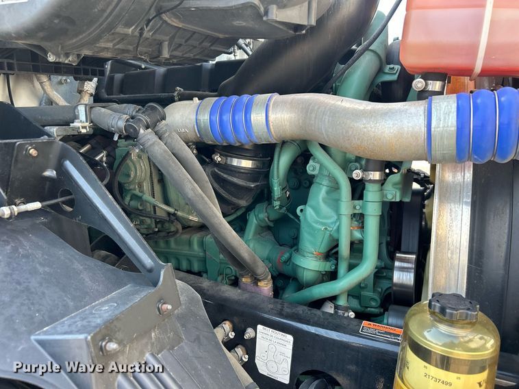 image for item KW9102 2016 Volvo VN  semi truck