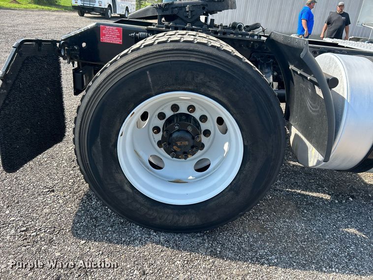 image for item KW9102 2016 Volvo VN  semi truck