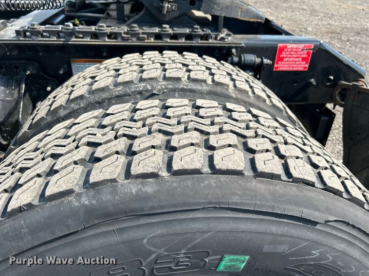 image for item KW9102 2016 Volvo VN  semi truck