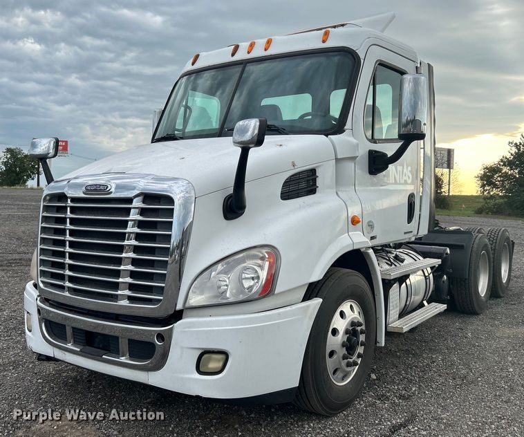 image for item KW9119 2012 Freightliner Cascadia  semi truck