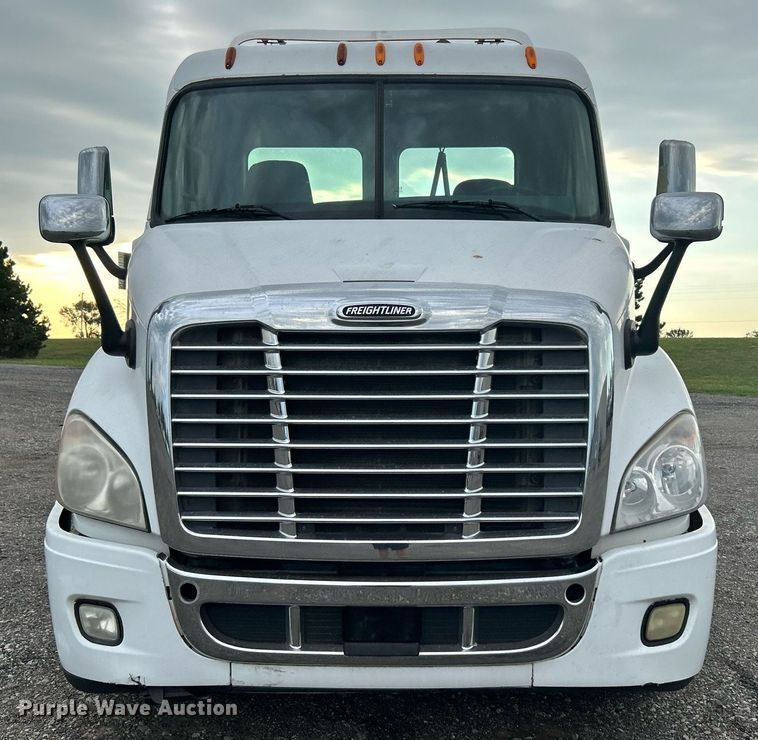 image for item KW9119 2012 Freightliner Cascadia  semi truck