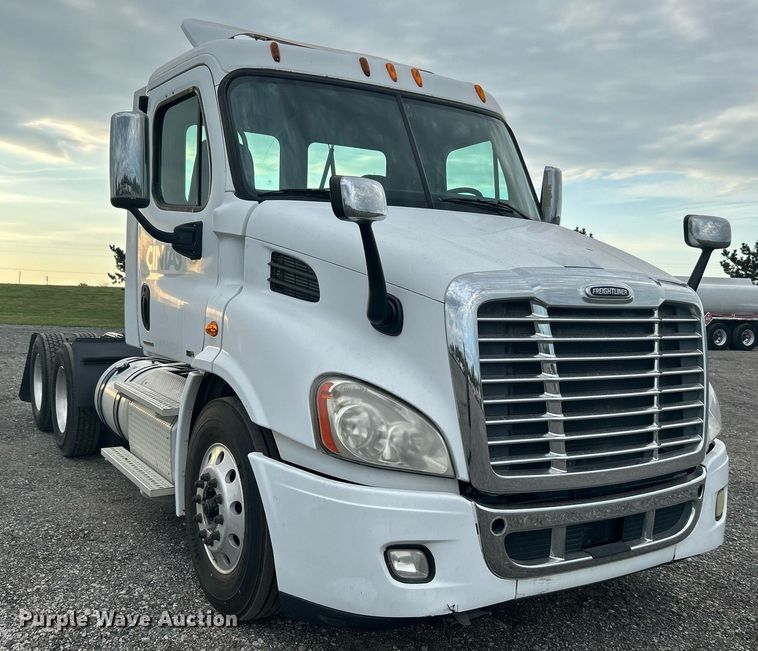 image for item KW9119 2012 Freightliner Cascadia  semi truck