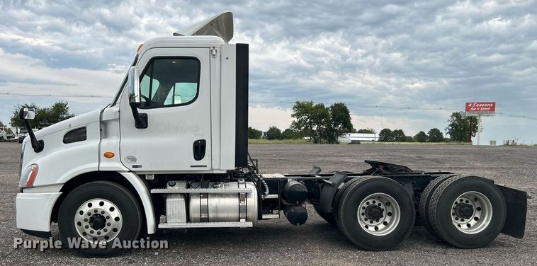 image for item KW9119 2012 Freightliner Cascadia  semi truck