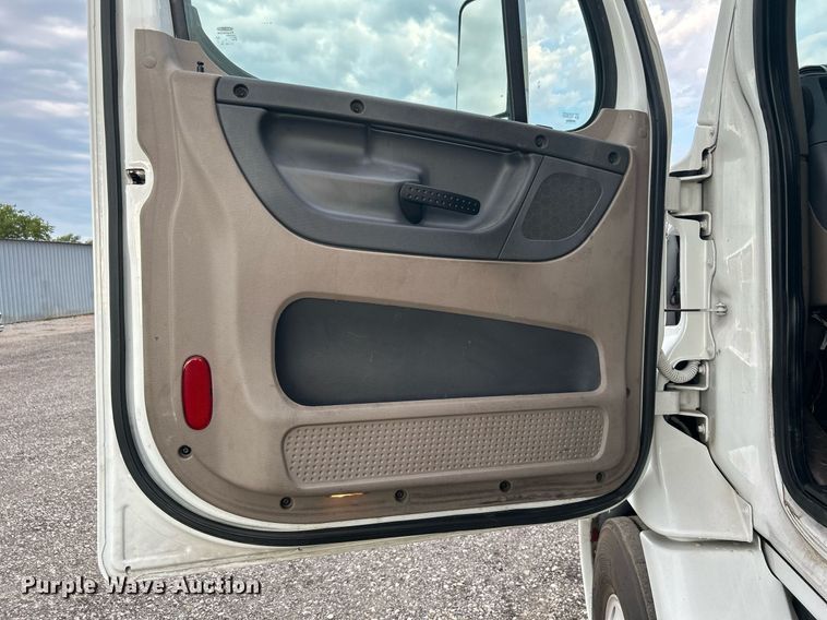 image for item KW9119 2012 Freightliner Cascadia  semi truck