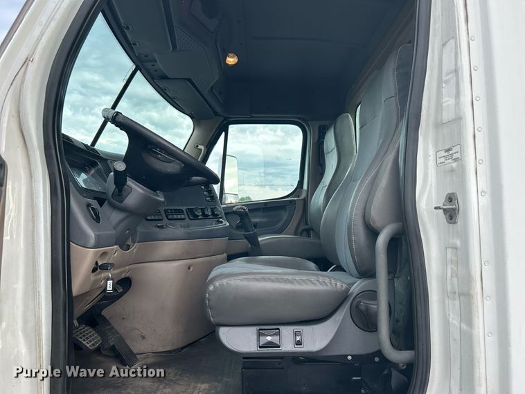 image for item KW9119 2012 Freightliner Cascadia  semi truck