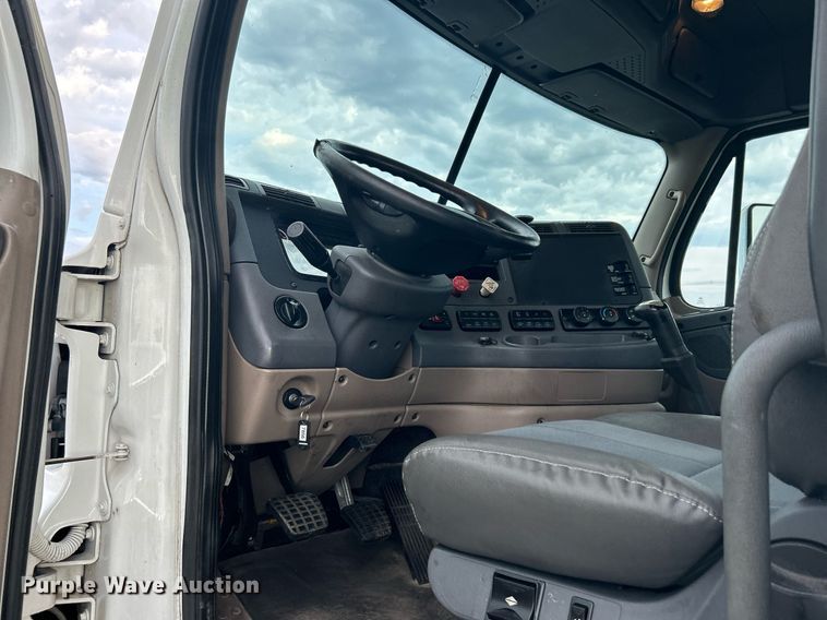 image for item KW9119 2012 Freightliner Cascadia  semi truck