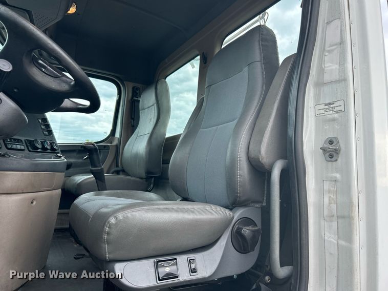 image for item KW9119 2012 Freightliner Cascadia  semi truck