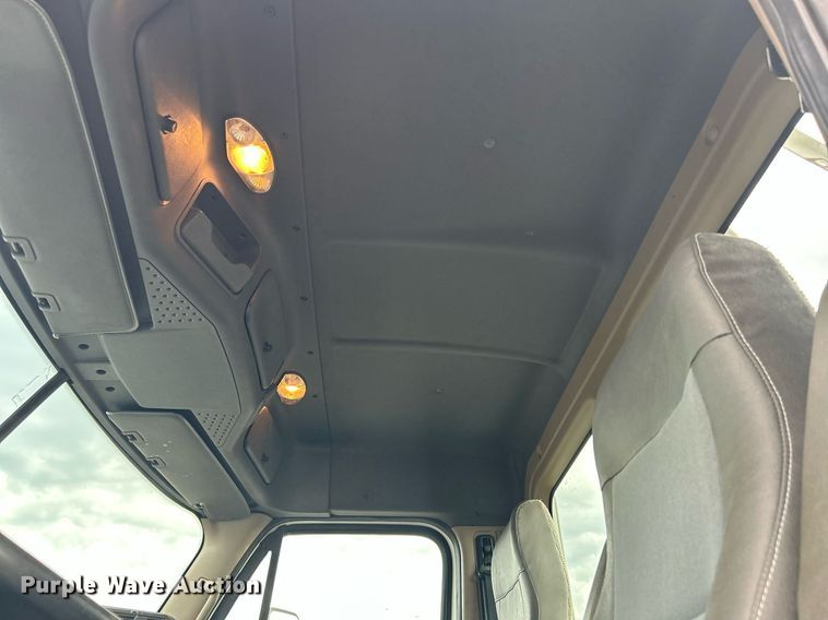 image for item KW9119 2012 Freightliner Cascadia  semi truck