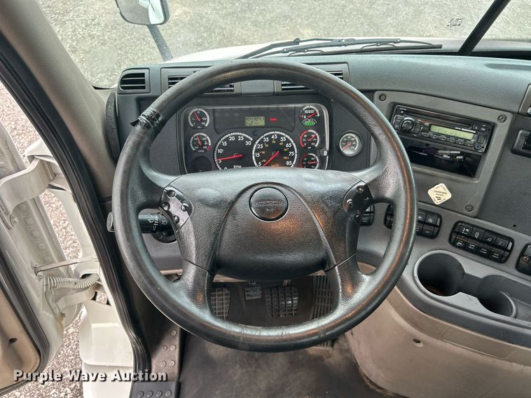 image for item KW9119 2012 Freightliner Cascadia  semi truck