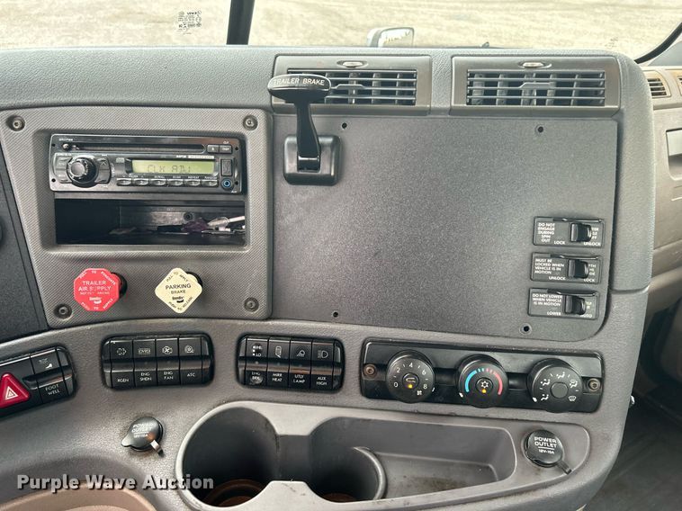 image for item KW9119 2012 Freightliner Cascadia  semi truck