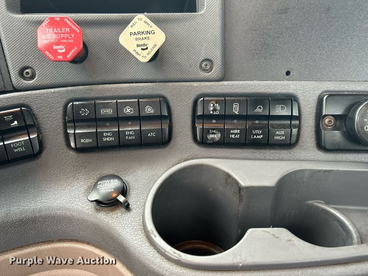 image for item KW9119 2012 Freightliner Cascadia  semi truck