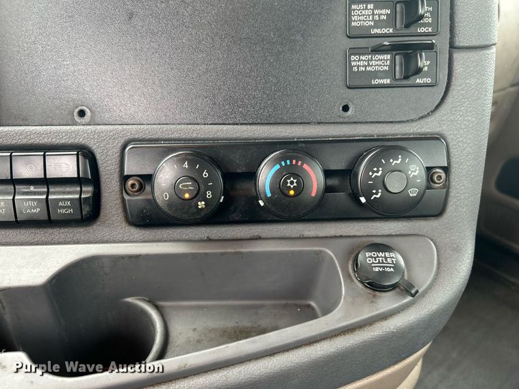 image for item KW9119 2012 Freightliner Cascadia  semi truck