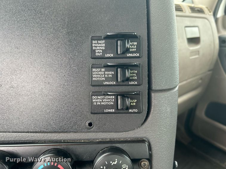 image for item KW9119 2012 Freightliner Cascadia  semi truck