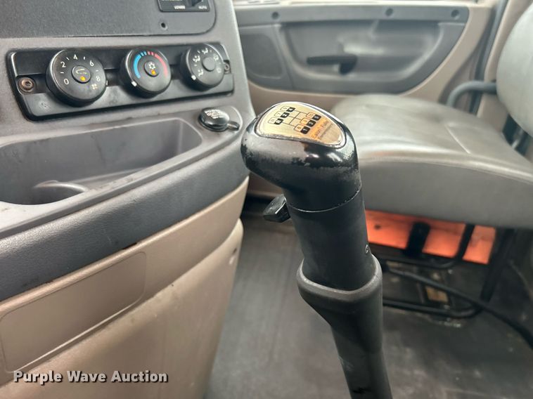 image for item KW9119 2012 Freightliner Cascadia  semi truck