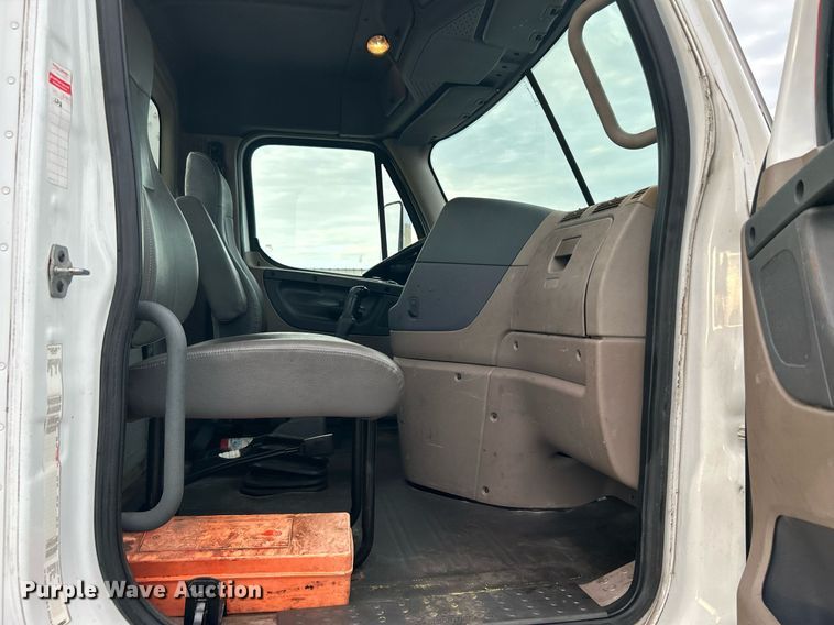 image for item KW9119 2012 Freightliner Cascadia  semi truck