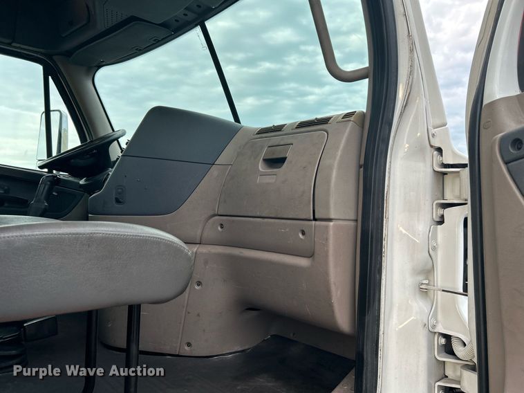 image for item KW9119 2012 Freightliner Cascadia  semi truck