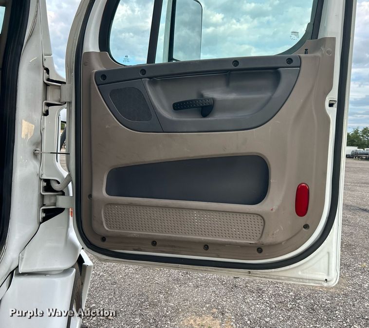 image for item KW9119 2012 Freightliner Cascadia  semi truck