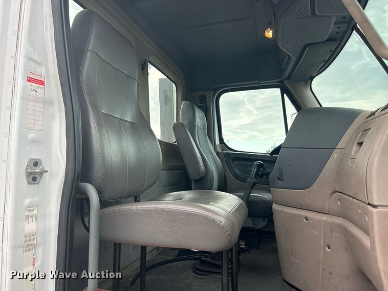 image for item KW9119 2012 Freightliner Cascadia  semi truck