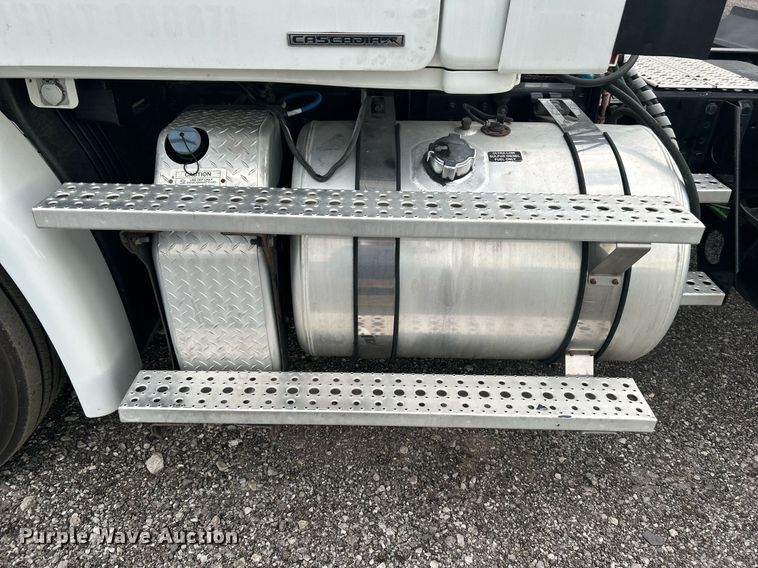 image for item KW9119 2012 Freightliner Cascadia  semi truck