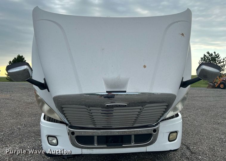 image for item KW9119 2012 Freightliner Cascadia  semi truck