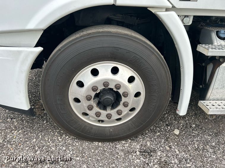 image for item KW9119 2012 Freightliner Cascadia  semi truck