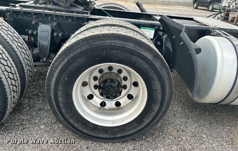 image for item KW9119 2012 Freightliner Cascadia  semi truck