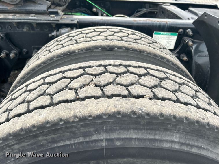 image for item KW9119 2012 Freightliner Cascadia  semi truck