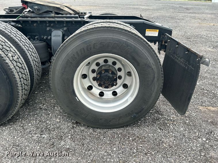 image for item KW9119 2012 Freightliner Cascadia  semi truck